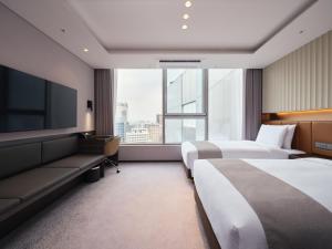 Katil atau katil-katil dalam bilik di Stanford Hotel Myeongdong +101 gambar