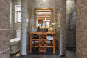 Koupelna v ubytování Lijiang Yue Tu Inn + 37 fotografií
