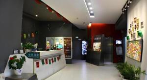 a shop with a counter in the middle of a room at Jinjiang Inn Zhuhai Xiangzhou Qinglv Middle Road Theater in Zhuhai