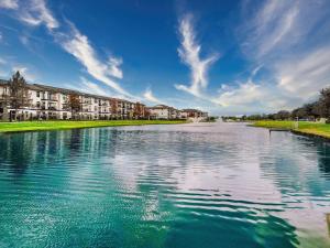 einem Wasserkörper mit Gebäuden im Hintergrund in der Unterkunft Landing Apartments New Braunfels - Cedar Park in Gruene