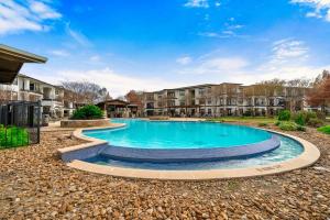 una piscina en un patio con edificios de fondo en Landing Chic 1BD Clubhouse Gym, en Gruene