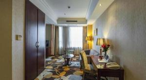 una sala de estar con un sofá y una mesa en Ramada by Wyndham Wujiaochang Shanghai, en Shanghái 103 fotos más