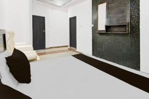 a bedroom with a bed with a black and white at Collection O Vrindavan Yojna Lucknow Formerly Khushboo Palace in Nilmatha +26 photos