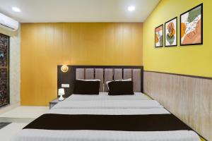 ゴーラクプルにあるSuper Hotel O Medical College Basaratpur Gorakhpurのベッドルーム1室(大型ベッド1台付)が備わります。 +21枚の写真