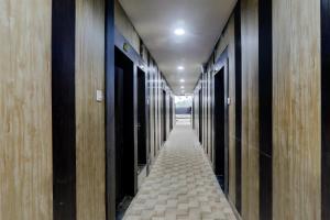 ゴーラクプルにあるSuper Hotel O Medical College Basaratpur Gorakhpurの木造の壁の建物の廊下