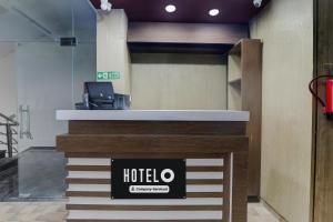 ゴーラクプルにあるSuper Hotel O Medical College Basaratpur Gorakhpurの壁に看板が掲げられたホテルのロビー