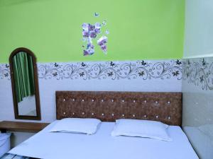 1 dormitorio con 1 cama con espejo y 1 cama sidx sidx sidx sidx en Samaira Guest House, en Colva 15 fotos más