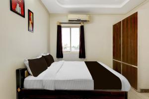 Ένα ή περισσότερα κρεβάτια σε δωμάτιο στο Super Hotel O Benz Circle Vijayawada +21 φωτογραφίες