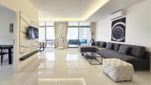 una sala de estar con un sofá y una mesa en Tabarja Heights, en ‘Ayn aş Şughayrah