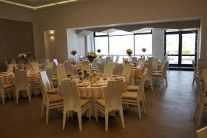 Hotel Nova في تارغوفيست: غرفة طعام بها طاولات وكراسي وغرفة بها نوافذ
