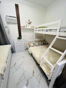 Ένα ή περισσότερα κρεβάτια σε δωμάτιο στο Your Perfect Staycation Spot!