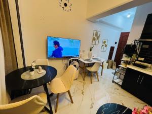 Μια τηλεόραση ή/και κέντρο ψυχαγωγίας στο Your Perfect Staycation Spot!