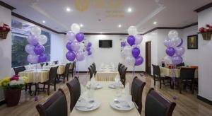 Khu vực ghế ngồi tại The Mou Hotel