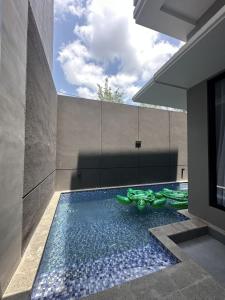 une piscine au milieu d'une maison dans l'établissement Inapstay - Villa Aura Puncak Landungsari, à Dau