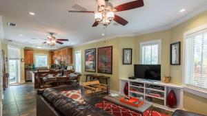 TV a/nebo společenská místnost v ubytování Ecco Domani by AvantStay Gorgeous Home w Pool Balcony in Great Location Month Long Stays Only