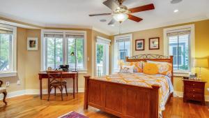 Postel nebo postele na pokoji v ubytování Ecco Domani by AvantStay Gorgeous Home w Pool Balcony in Great Location Month Long Stays Only + 33 fotografií