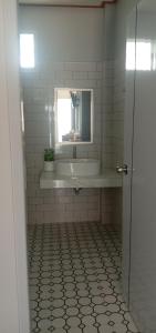 une salle de bain avec un lavabo et un miroir dans l'établissement โฮมสเตย์ ยายหนั่น, à Chaiyaphum