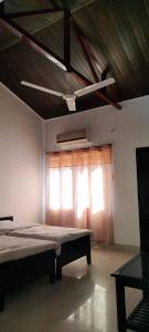 a room with a bed and a window with a ceiling at Tala Camp in Tāla