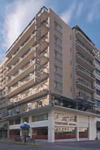 un edificio de apartamentos con balcones en un lateral en Triton Hotel Piraeus, en Pireo