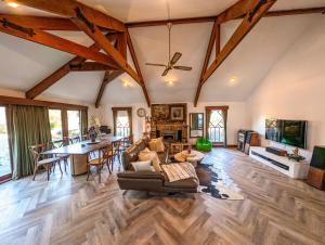un salon avec un canapé et une table dans l'établissement Lakeside haven cottage - Macedon ranges, à Riddell