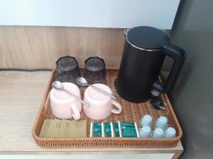 Una cesta con tazas y utensilios en una habitación. en Three COCO Villa, en Ao Nang Beach 26 fotos más