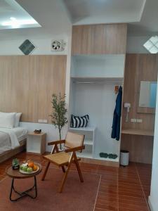 una habitación con una cama, una silla y una mesa en Three COCO Villa, en Ao Nang Beach