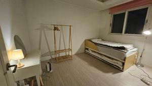 Ένα ή περισσότερα κρεβάτια σε δωμάτιο στο 강화펫비하우스