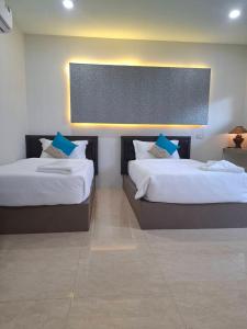 Giường trong phòng chung tại The Strand Resort Samui