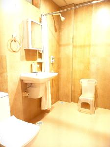 un baño con lavabo e inodoro en Shri Thakur Ji Niketan, en Vrindāvan