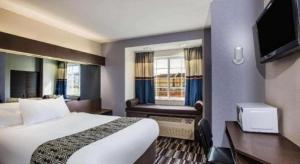 una camera d'albergo con un letto, una scrivania e una televisione di Microtel Inn & Suites by Wyndham Chattanooga/Near Hamilton P a Chattanooga