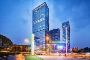 wysoki budynek z wieloma oknami w mieście w obiekcie Hengding Century Hotel Chengdu w mieście Chengdu