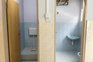 ein Badezimmer mit Toilette und Waschbecken in der Unterkunft TK Homie in Tanjung Karang