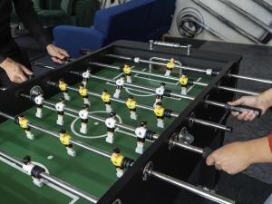 Un grupo de personas jugando un partido de fútbol de mesa en ibis Paris Pantin Eglise, en Pantin