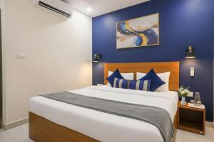Ένα ή περισσότερα κρεβάτια σε δωμάτιο στο Hotel Grand Stay Park Near Ameerpet Metro Station & GVK One Mall +16 φωτογραφίες