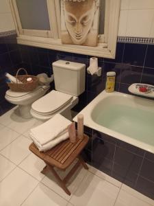 une salle de bain avec toilettes et baignoire dans l'établissement Marqués de comillas 8 6 piso, à Laredo 47 autres photos