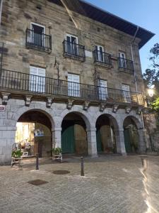 - un ancien bâtiment avec un balcon au-dessus dans l'établissement Marqués de comillas 8 6 piso, à Laredo