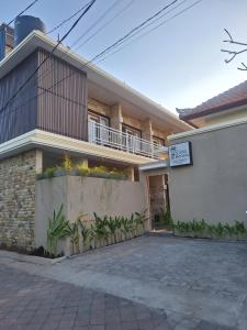une maison avec un panneau devant dans l'établissement Casa Benoa Homestay, à Nusa Dua