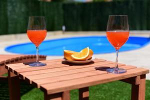 Nápoje v ubytovaní Holiday home Orange with heated pool and parking