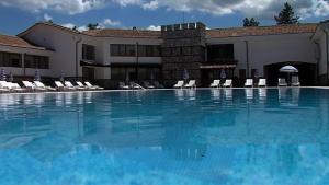 a large swimming pool in front of a hotel at Motel Koziyat Rog in Malko Tŭrnovo