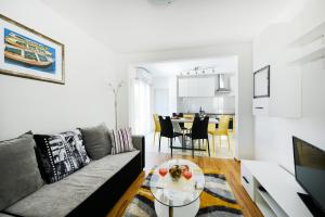Posedenie v ubytovaní Holiday home Orange with heated pool and parking