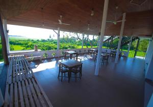 een restaurant met tafels en stoelen en een groot raam bij The Green Canopy Yala in Tissamaharama +35 foto's