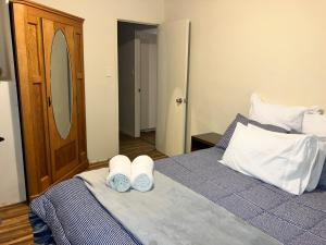 una camera da letto con un letto con due asciugamani sopra di The Sandy Jandal a Karikari Peninsula