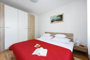 Posteľ alebo postele v izbe v ubytovaní Holiday home Orange with heated pool and parking