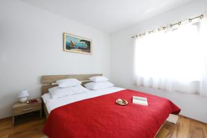Posteľ alebo postele v izbe v ubytovaní Holiday home Orange with heated pool and parking