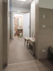 La salle de bains est pourvue d'un lavabo et de toilettes. dans l'établissement Albergo Annabella, à Santa Margherita Ligure