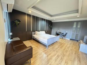 Giường trong phòng chung tại Paragon Inn