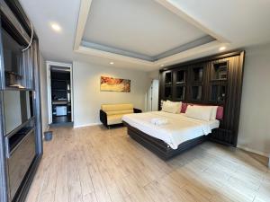 Giường trong phòng chung tại Paragon Inn