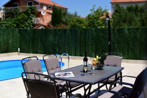 Bazén v ubytovaní Holiday home Orange with heated pool and parking alebo v jeho blízkosti