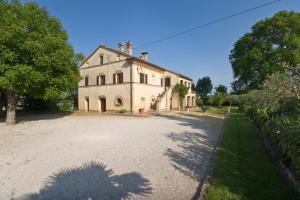 a large white house with a large driveway at B&B Cristina in Porto Recanati