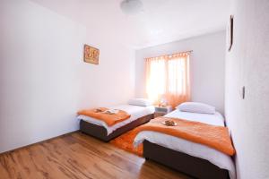 Posteľ alebo postele v izbe v ubytovaní Holiday home Orange with heated pool and parking